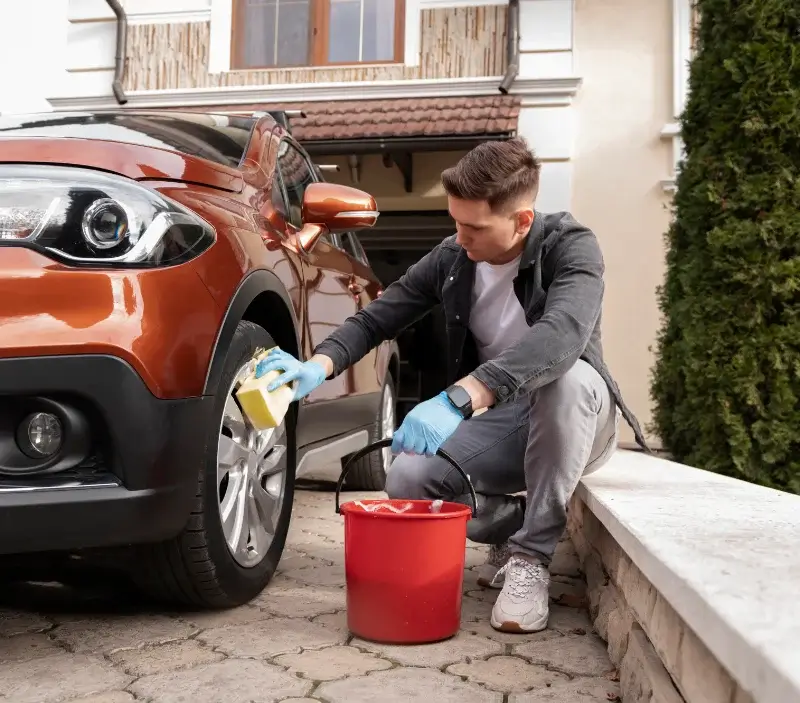 Lavage auto à domicile Loguivy-Plougras : professionnel intervenant sur un véhicule